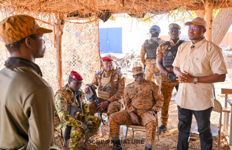 𝐑𝐞𝐜𝐨𝐧𝐪𝐮ê𝐭𝐞 𝐝𝐮 𝐭𝐞𝐫𝐫𝐢𝐭𝐨𝐢𝐫𝐞 : 𝐥𝐞 𝐏𝐫𝐞𝐦𝐢𝐞𝐫 𝐦𝐢𝐧𝐢𝐬𝐭𝐫𝐞 𝐠𝐚𝐥𝐯𝐚𝐧𝐢𝐬𝐞 𝐥𝐞𝐬 𝐟𝐨𝐫𝐜𝐞𝐬 𝐜𝐨𝐦𝐛𝐚𝐭𝐭𝐚𝐧𝐭𝐞𝐬 à 𝐃𝐢