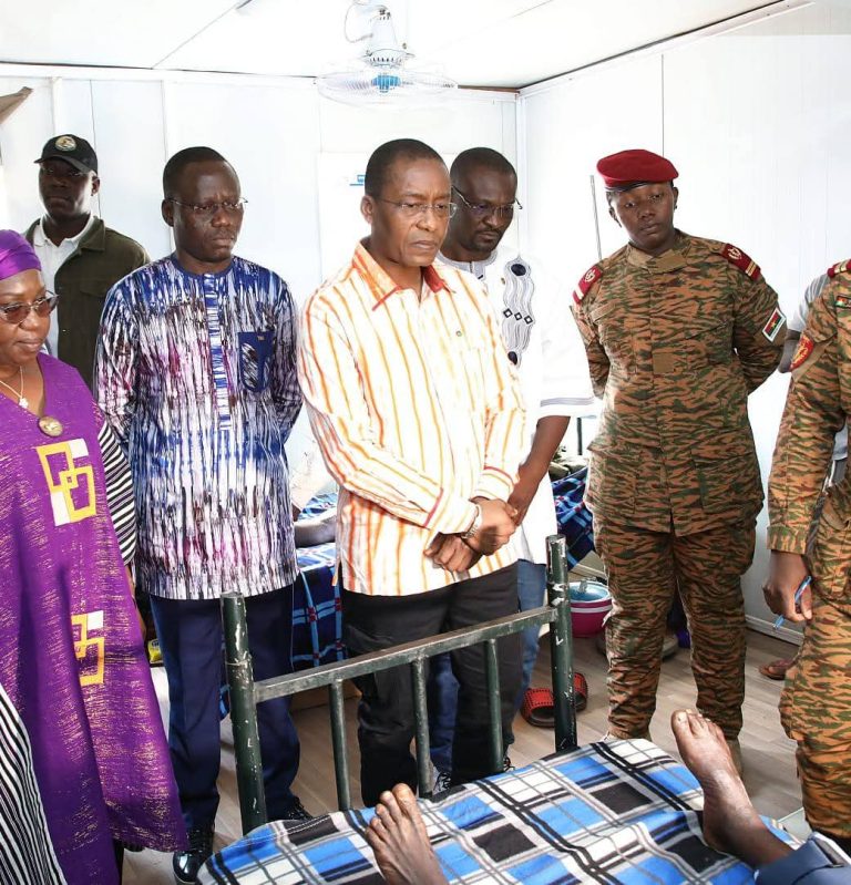 Visite Gouvernementale au Camp Ouezzin Coulibaly : Un Message de Solidarité aux Forces de Défense et de Sécurité