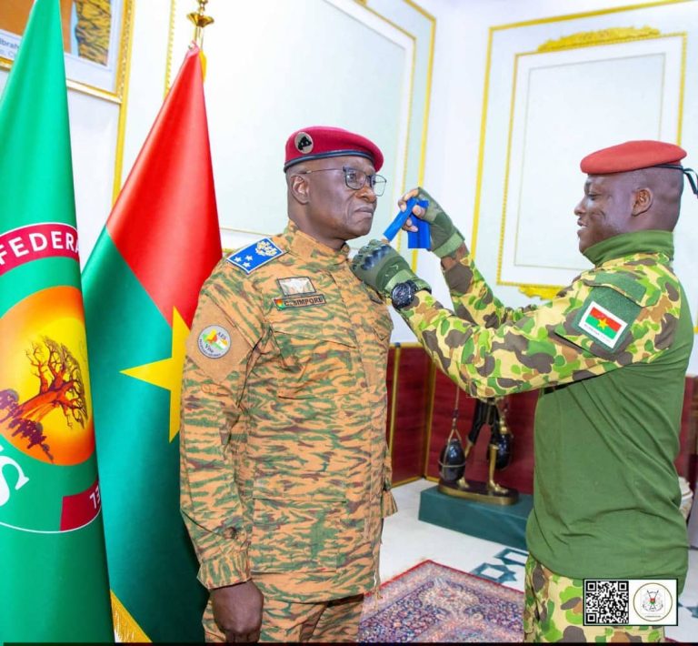 FORCES ARMÉES NATIONALES : Le Général de division Célestin SIMPORÉ reçoit ses attributs des mains du Président du Faso, Chef Suprême des Forces Armées Nationales