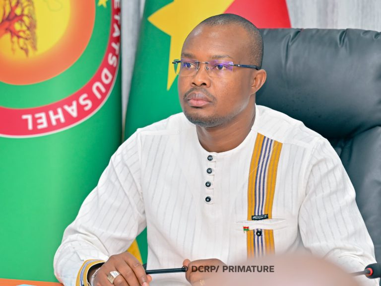 Év𝐚𝐥𝐮𝐚𝐭𝐢𝐨𝐧 𝐝𝐞𝐬 𝐜𝐨𝐧𝐭𝐫𝐚𝐭𝐬 𝐝’𝐨𝐛𝐣𝐞𝐜𝐭𝐢𝐟𝐬 𝟐𝟎𝟐𝟓 : 𝐥𝐞 𝐏𝐫𝐞𝐦𝐢𝐞𝐫 𝐦𝐢𝐧𝐢𝐬𝐭𝐫𝐞 𝐝𝐫𝐞𝐬𝐬𝐞 𝐮𝐧 𝐛𝐢𝐥𝐚𝐧 𝐠𝐥𝐨𝐛𝐚𝐥 𝐬𝐚𝐭𝐢𝐬𝐟𝐚𝐢𝐬𝐚𝐧𝐭 𝐞𝐭 𝐟𝐢𝐱𝐞 𝐥𝐞 𝐜𝐚𝐩 𝐩𝐨𝐮𝐫 𝟐𝟎𝟐𝟔