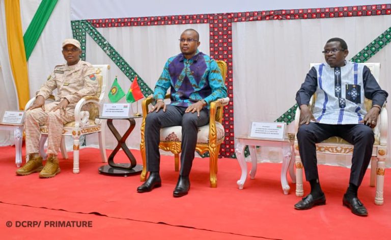 𝐅𝐨𝐫𝐦𝐚𝐭𝐢𝐨𝐧 𝐩𝐫𝐨𝐟𝐞𝐬𝐬𝐢𝐨𝐧𝐧𝐞𝐥𝐥𝐞 : 𝐥𝐞 𝐏𝐫𝐞𝐦𝐢𝐞𝐫 𝐦𝐢𝐧𝐢𝐬𝐭𝐫𝐞 𝐩𝐫é𝐬𝐢𝐝𝐞 𝐥𝐚 𝐬𝐨𝐫𝐭𝐢𝐞 𝐝𝐞 𝐥𝐚 𝐩𝐫𝐞𝐦𝐢è𝐫𝐞 𝐩𝐫𝐨𝐦𝐨𝐭𝐢𝐨𝐧 𝐝𝐮 𝐏𝐫𝐨𝐠𝐫𝐚𝐦𝐦𝐞 𝐝𝐞 𝐫𝐞𝐜𝐨𝐧𝐯𝐞𝐫𝐬𝐢𝐨𝐧 𝐝𝐞𝐬 𝐝𝐢𝐩𝐥ô𝐦é𝐬 𝐮𝐧𝐢𝐯𝐞𝐫𝐬𝐢𝐭𝐚𝐢𝐫𝐞𝐬‎‎