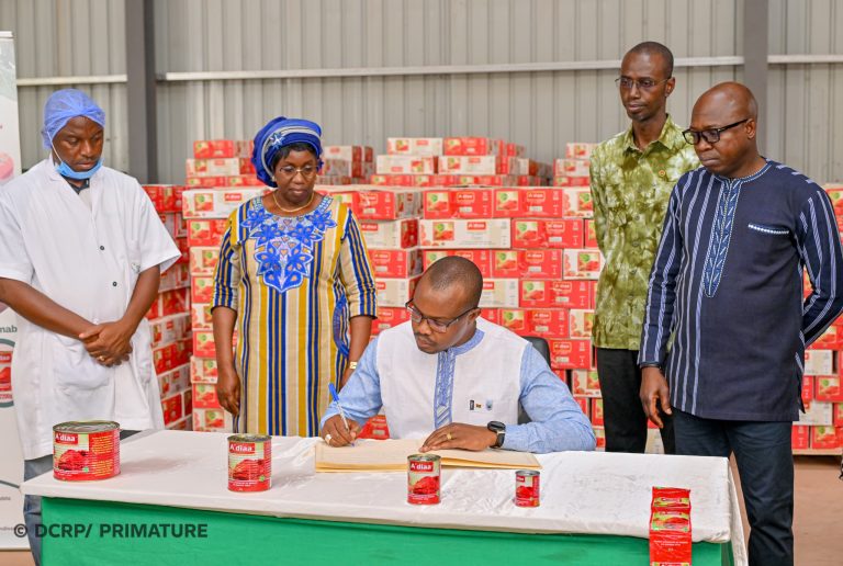 SOBTO : le Premier ministre satisfait du fonctionnement de l’unité de transformation de tomate de Bobo-Dioulasso