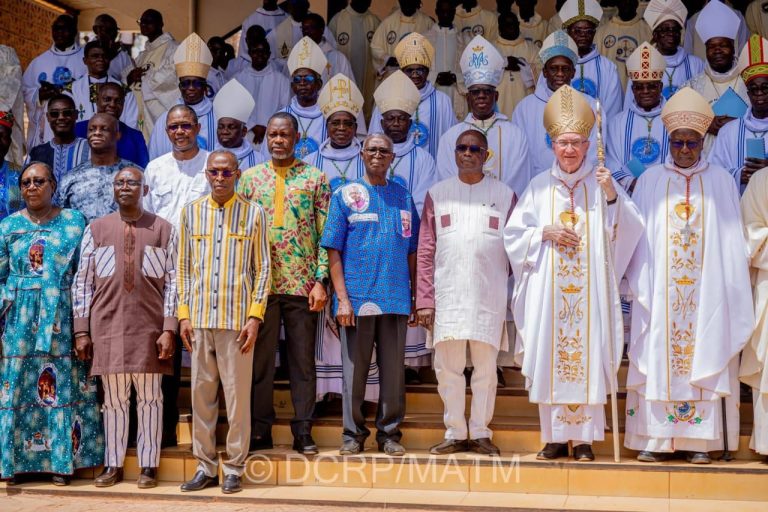 Ordination épiscopale : Monseigneur Relwendé Kisito OUEDRAOGO consacré Archevêque et Nonce Apostolique au Congo et au Gabon par le Cardinal Pietro PAROLIN