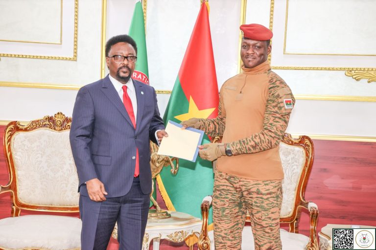 PRÉSENTATION DE LETTRES DE CRÉANCE : S.E.M. Jama Hassan KHALIF pour renforcer l'axe Ouagadougou-Mogadiscio