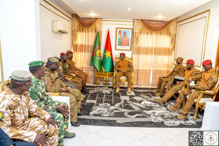 SÉJOUR DU PRÉSIDENT DU FASO DANS LE NAZINON: La hiérarchie militaire et paramilitaire réaffirme son engagement pour la reconquête du territoire