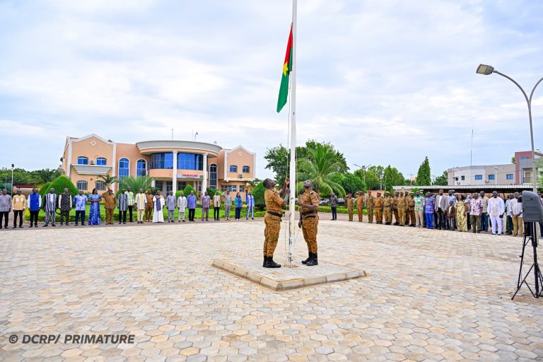 Montée du pavillon national : le Premier ministre réaffirme sa foi en un Burkina Faso capable de surprendre le monde