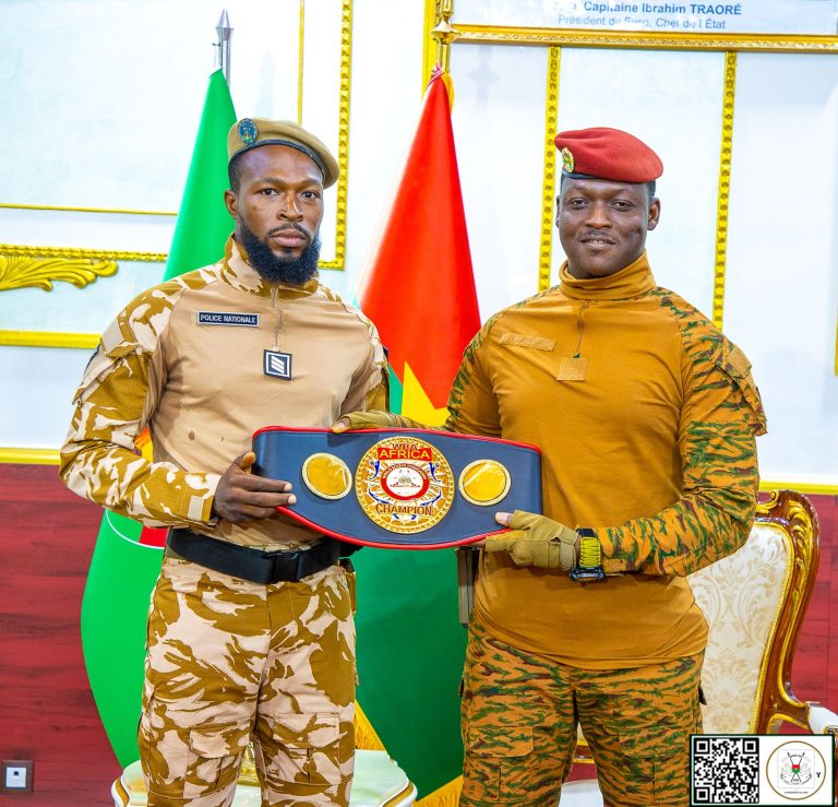AUDIENCE DU PRÉSIDENT DU FASO : « le Percuteur » présente sa ceinture de champion d’Afrique WBA des poids moyens au Chef de l’État